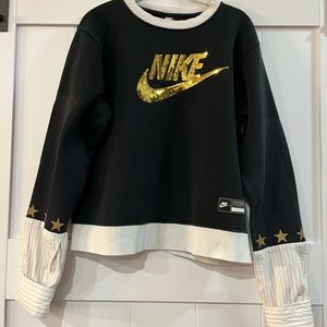 Renewed Nike sweatshirt with Gold logo